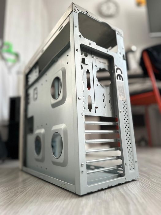 Stara jasnoniebiesko-beżowa retro obudowa PC