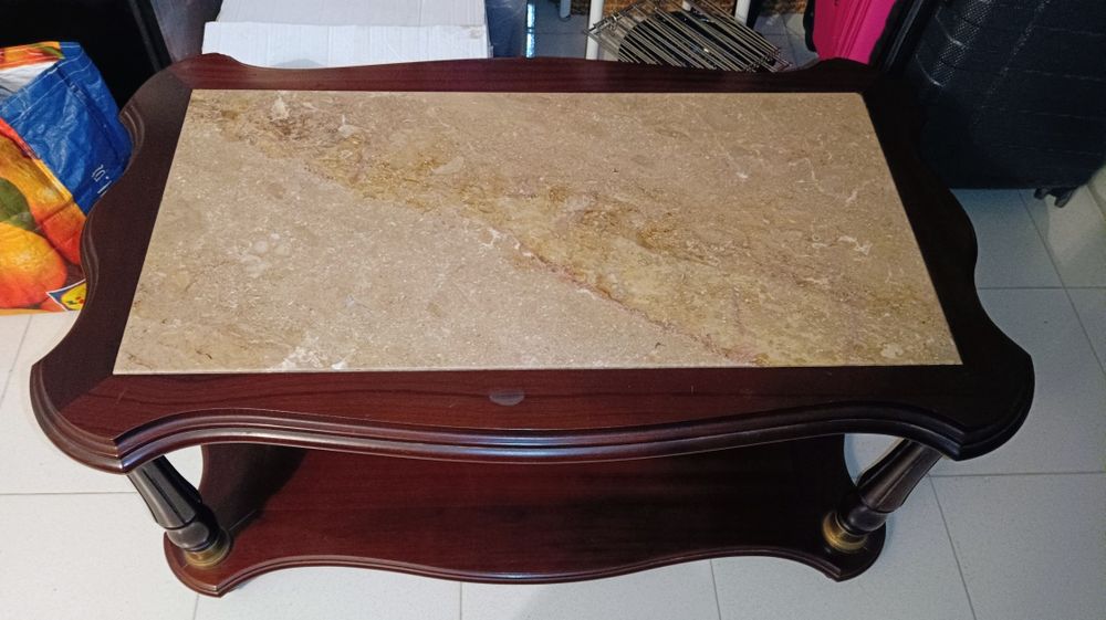 Mesa de centro da sala castanha com tampo de mármore