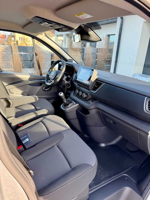 Wynajem busa 9 osobowego Renault Trafic long 2025r