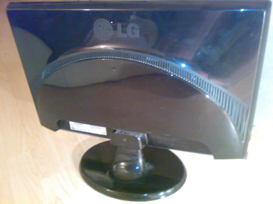 Продам монитор дилгональ 19" Samsung 931 bf в идеальном состоянии 650г