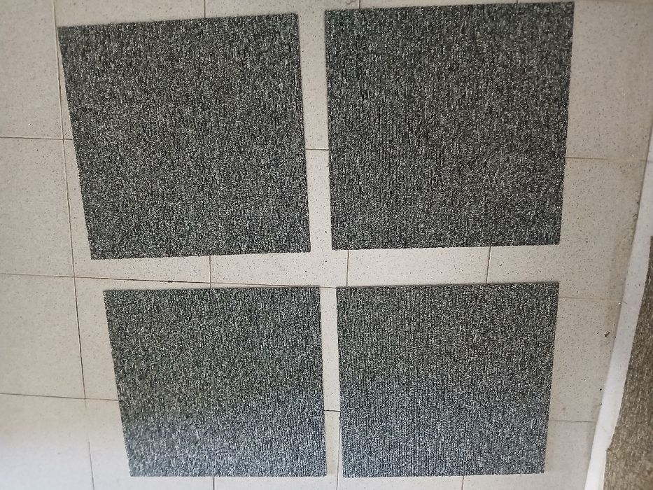 Alcatifa em ladrilhos 50x50 cinza antracite Ideal para hoteis e escrit