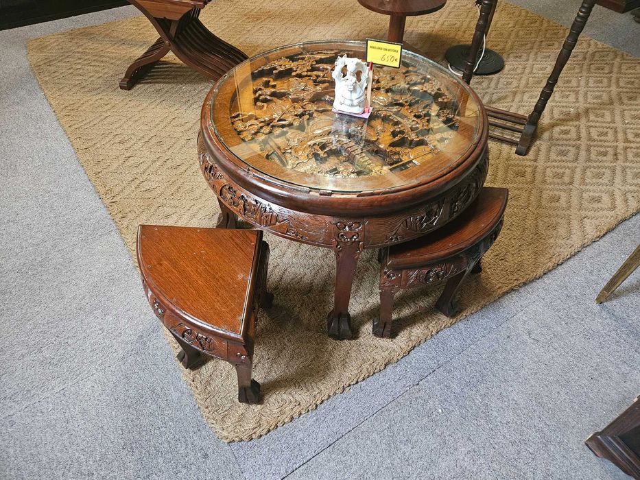 Lindíssima mesa de chá - Oriental - com quatro bancos - Algumas marcas de uso