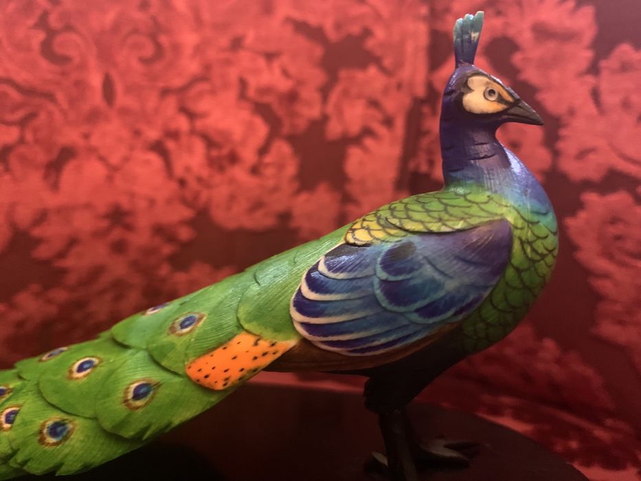 Pavão real em material nobre/okimono pintado