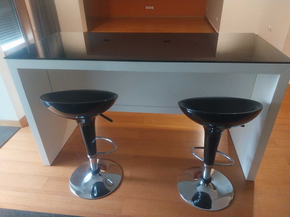 Balcáo cozinha com oferta de 2 bancos