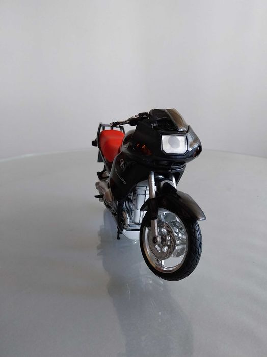 Miniatura de uma mota BMW R 1100 RS