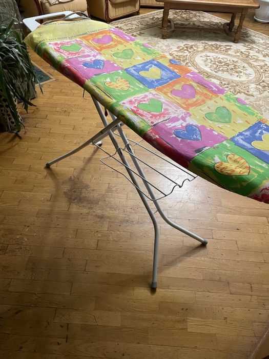 Гладильна дошка.