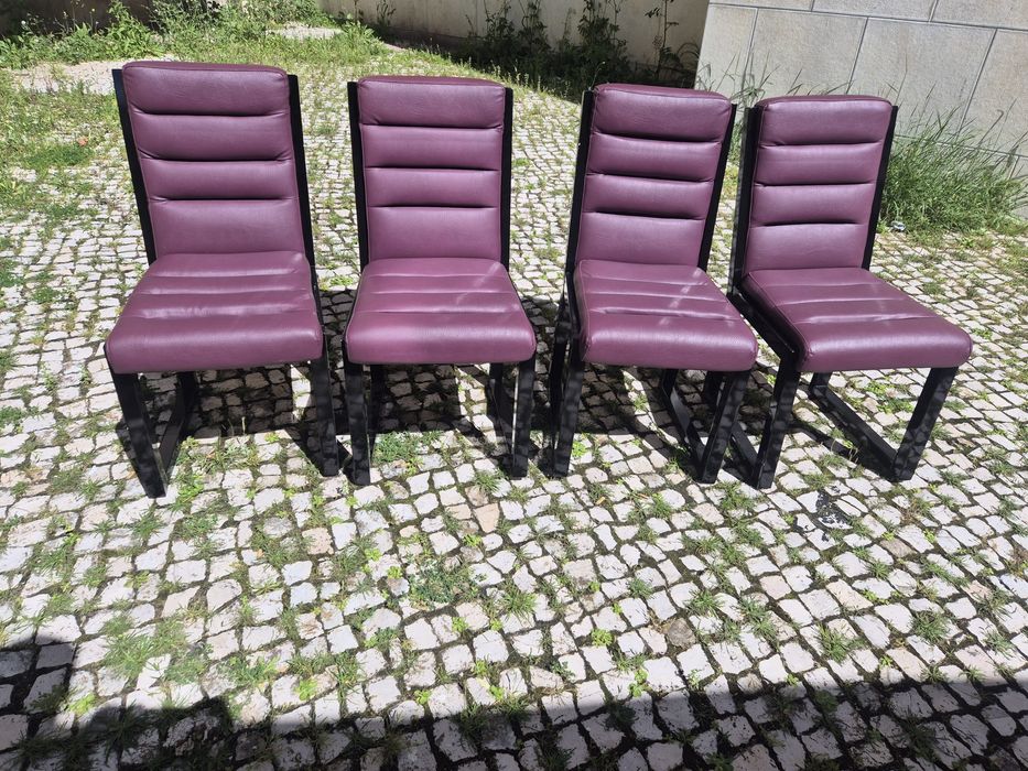 Conjunto 4 cadeiras lacadas de pele e puff