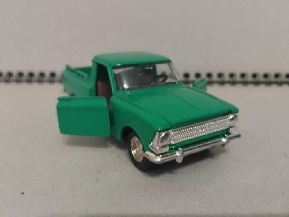 Иж 2715 (пирожок) сделано в СССР масштаб 1:43