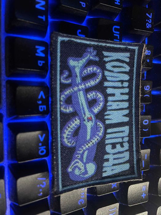 Патч «Колінам п**да»