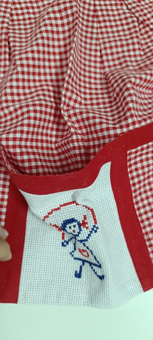 Avental para criança com aplicação bordada. Usado
