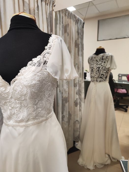 Suknia ślubna kremowa . Welon gratis.