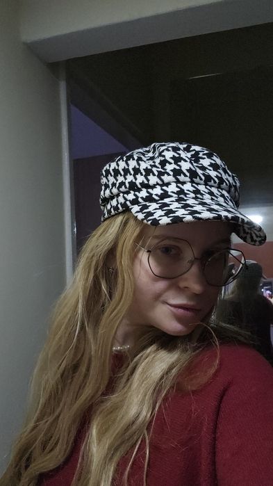 Czapka z daszkiem w kratkę,  we wzor czarnobiała
