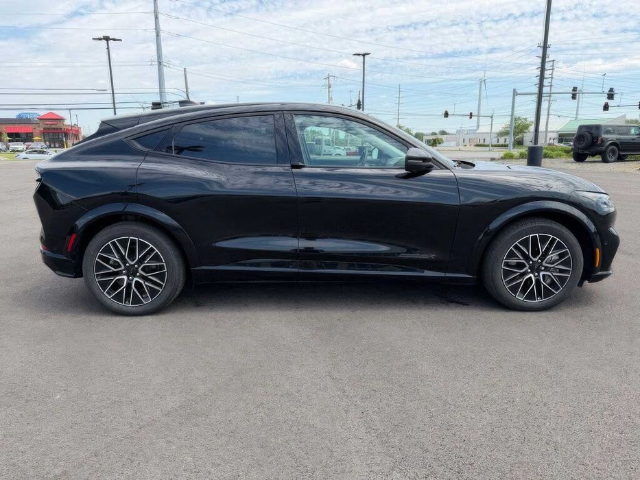 Ford Mustang Mach-E Premium      2024
