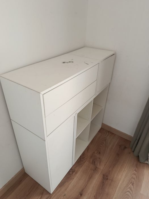 Móvel IKEA com gavetas