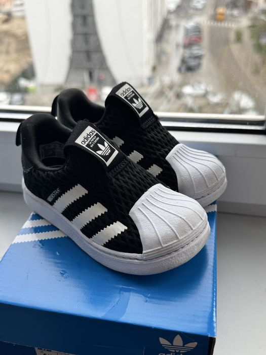 Кросівки Adidas Superstar у сіточку.