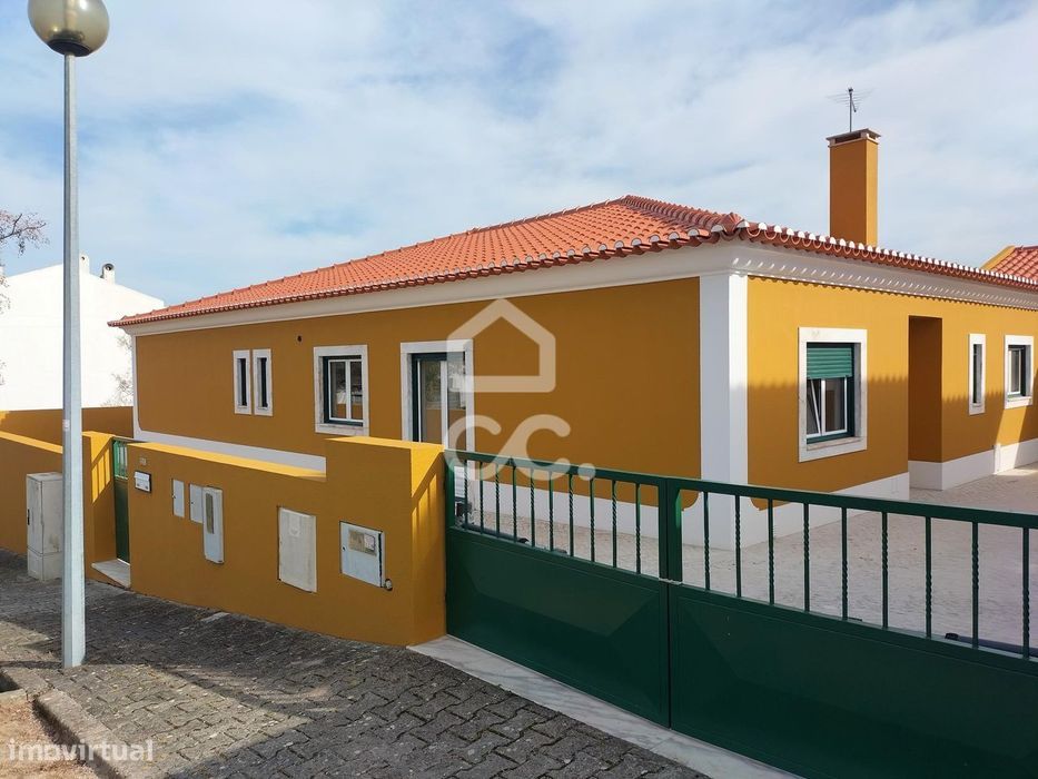 Moradia V4+1 térrea inserida em lote de 628 m2