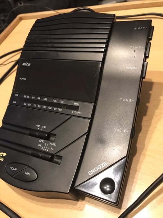 Часы с приемником и будильником Elta