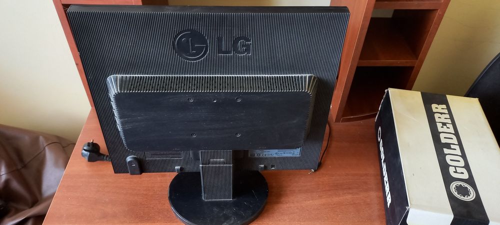 Подам монитор LG Flatron l1953s рабочий