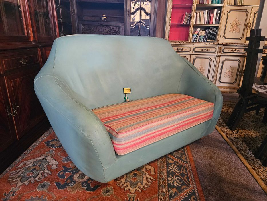 Sofá em pele de cor verde muito claro - Pequenas m