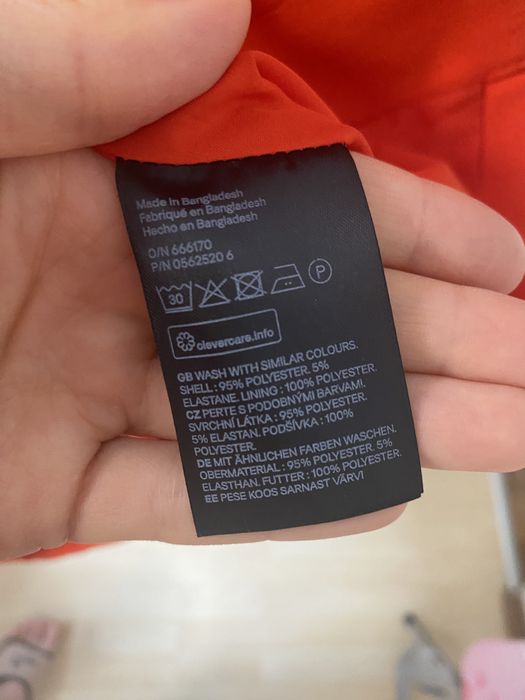 Wiosenny czerwony płaszczyk narzutka neon h&m