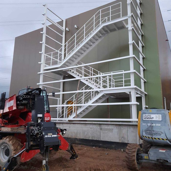 Executamos e Projetamos estruturas e serralharias - Wander Housing