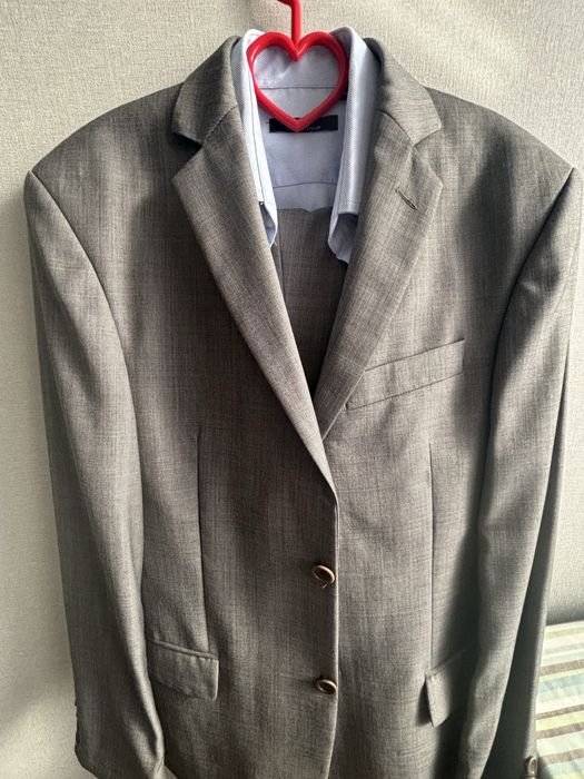 Костюм чоловічий розмір вказан на єтікеткі