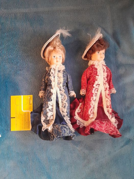 Bonecas de porcelana e de trajes tradicionais