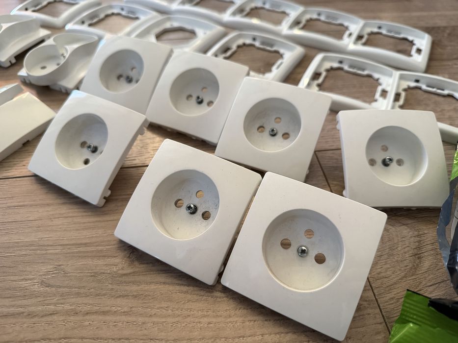 Zestaw ramek i gniazdek Simon Basic