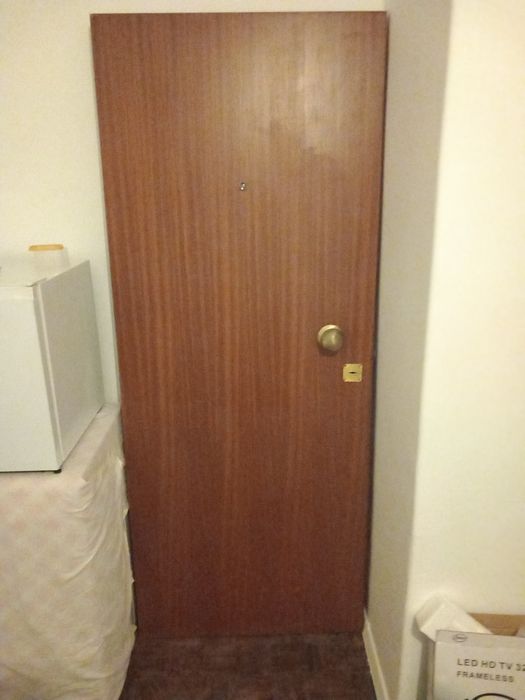 Porta de acesso a casa abre para a esquerda  com  fechadura  como  nov