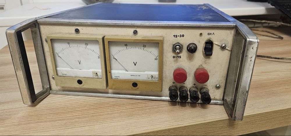 Лабораторний блок живлення