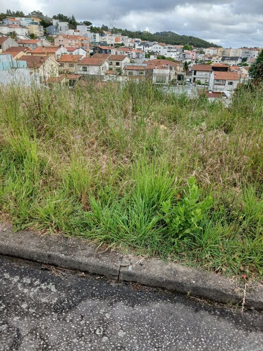 Lote de terreno para constucao de Moradia de tres  frentes  com alvara' aprovado
