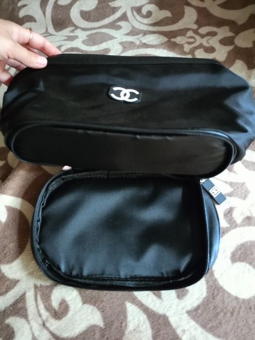 Чорна косметичка бренду Chanel.