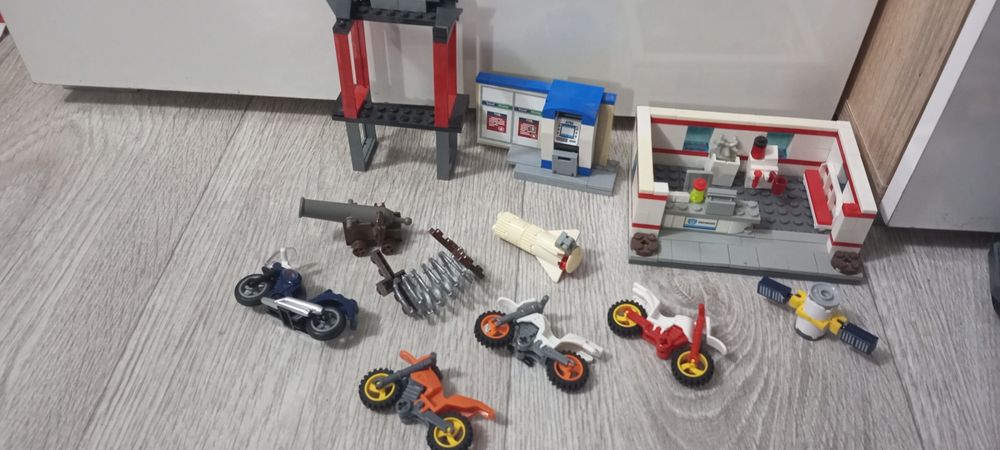 Зібране лего, військова техніка, модельки