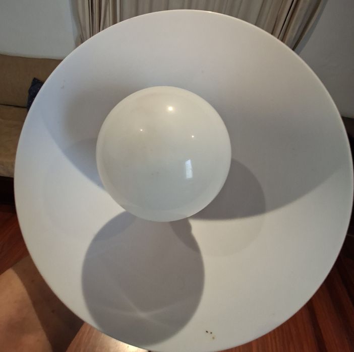 Candeeiro de pé com lâmpada