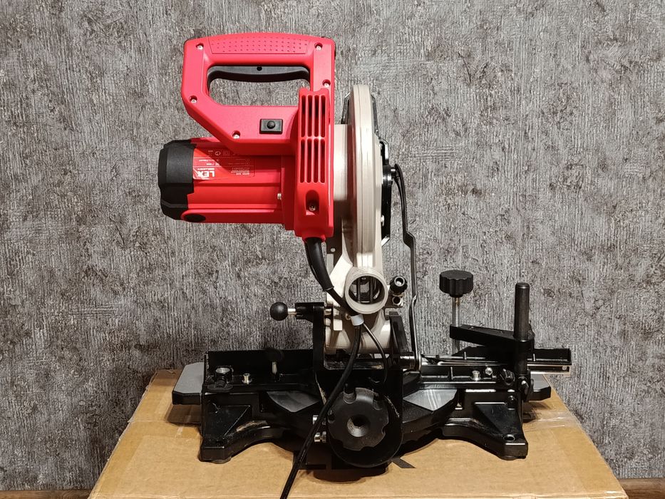 Продам Торцовочную пилу