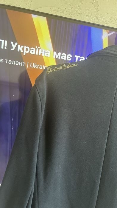 Очень класный пиджачок.Размер М.