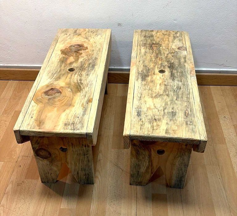 Bancos antigos rusticos artesanais feitos de sobras de madeira de obras.