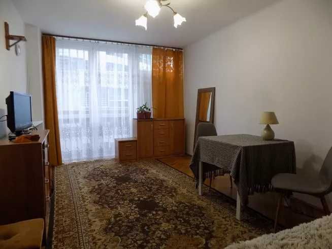 Ścisłe Centrum, al. Jana Pawła II, przy rondzie ONZ, dwie linie metra.