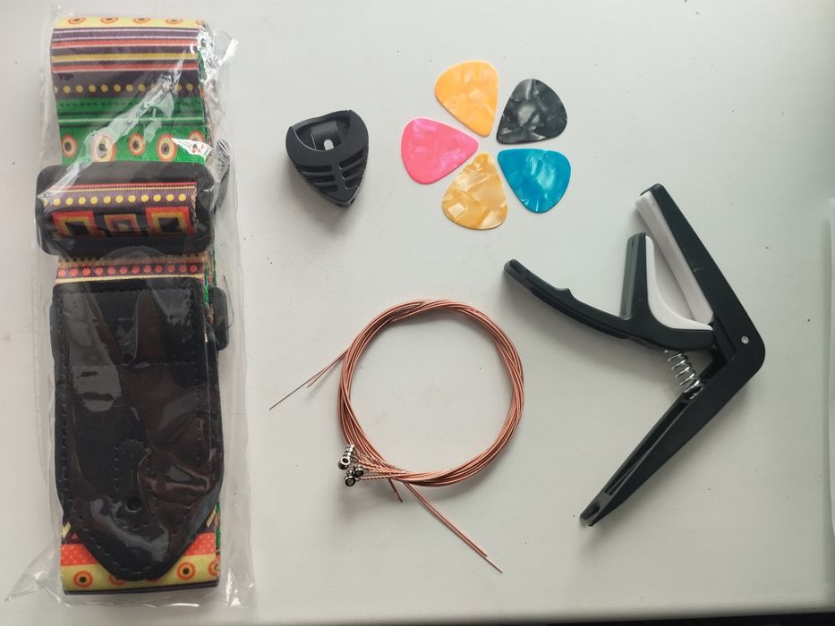 Струны для гитары ремень  медиатор каподастр на шести струнную гитару