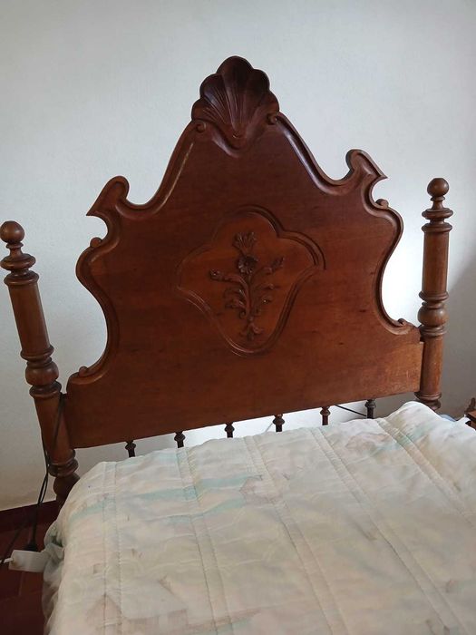 Cama em madeira maciça