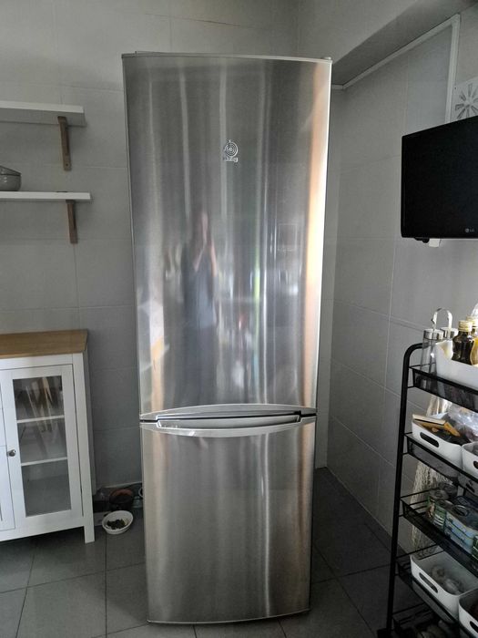 Frigorífico combinado em inox