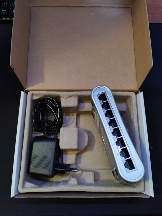 Fast Ethernet SMC Switch, 8 Ports64739564237955122