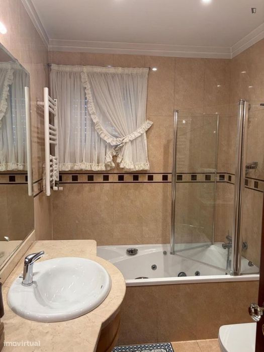 Quarto - localizado em Oliveira do Douro Porto