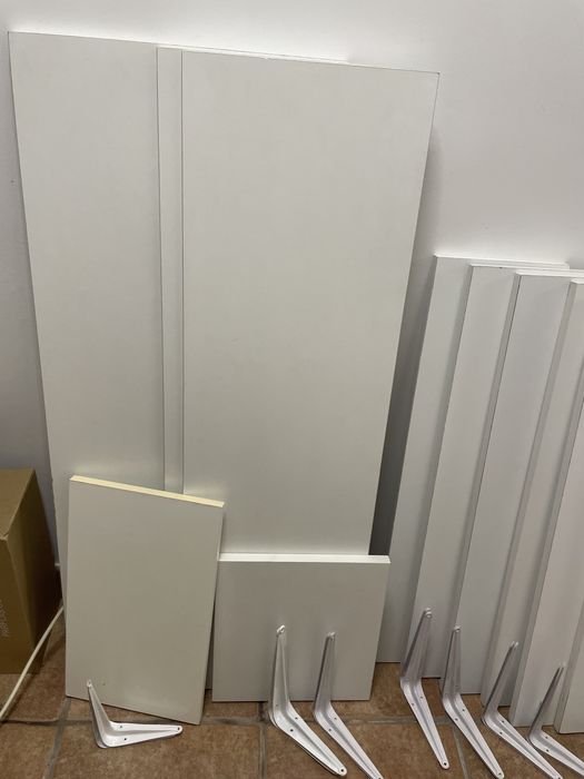 Várias prateleiras brancas Ikea e mesa faia  ikea