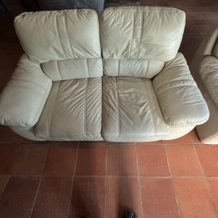 dois sofás de ecopele de tone creme