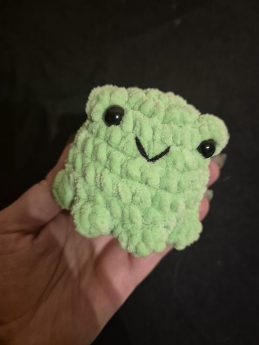 Pluszowa żabka z piszczałką