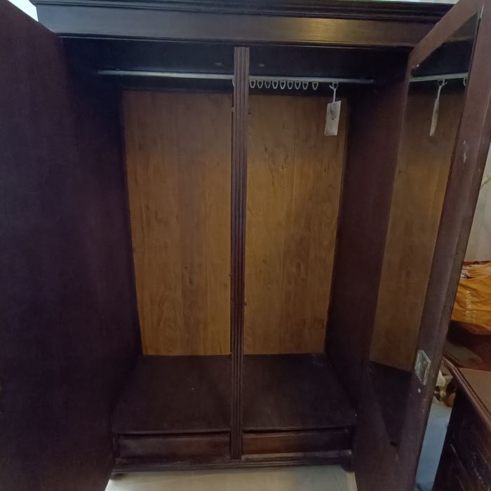 Roupeiro antigo com duas gavetas