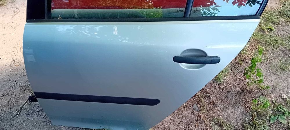 Vw Golf V HB drzwi lewy tył srebrne LA7W
