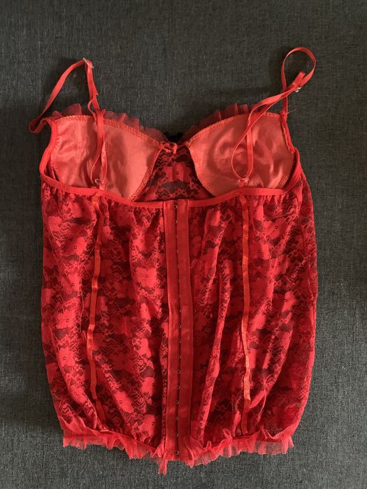 Червона мереживна нічна комбінація