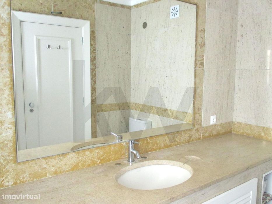 Apartamento T2 com Garagem e arrecadação | Alto das Flores